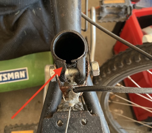 The frame on the Tomahawk is vaguely D-shaped. There's an arrow pointing to the worst part of the distortion of the frame.